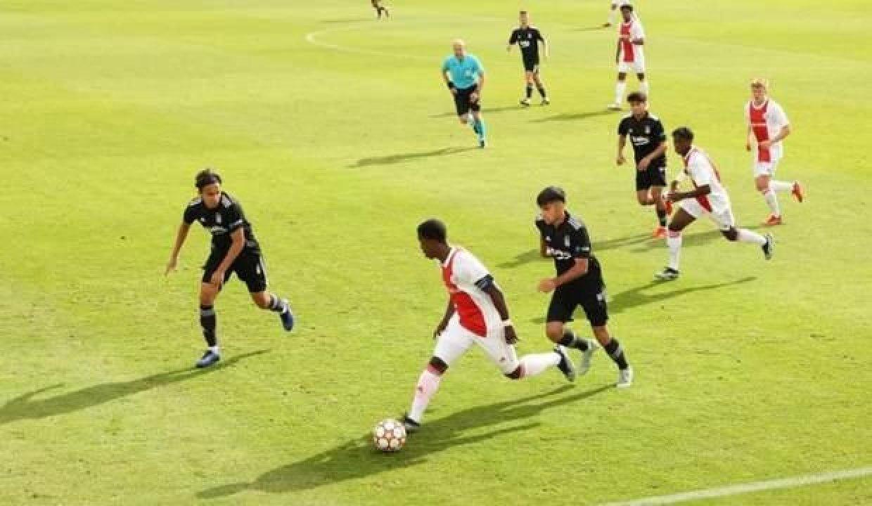 Ajax vence e pula para a ponta do seu grupo na Uefa Youth League