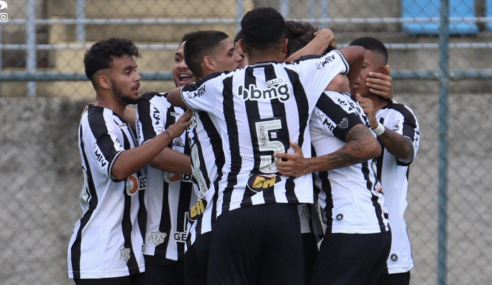 Zagueiros decidem, Atlético-MG bate Botafogo e avança no Brasileirão Sub-20