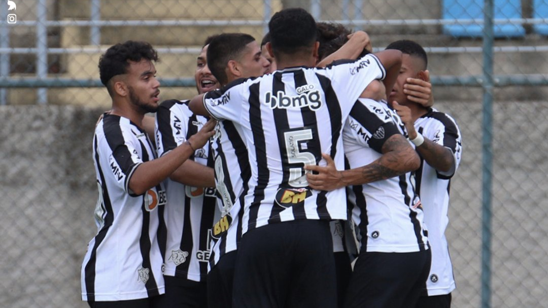 Zagueiros decidem, Atlético-MG bate Botafogo e avança no Brasileirão Sub-20