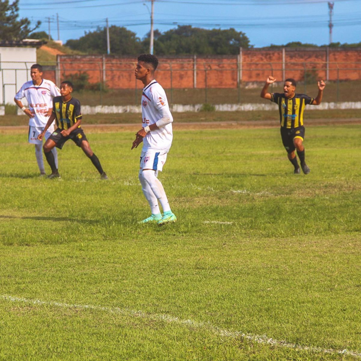 Bahia de Feira vence confronto direto e se classifica no Baiano Sub-17