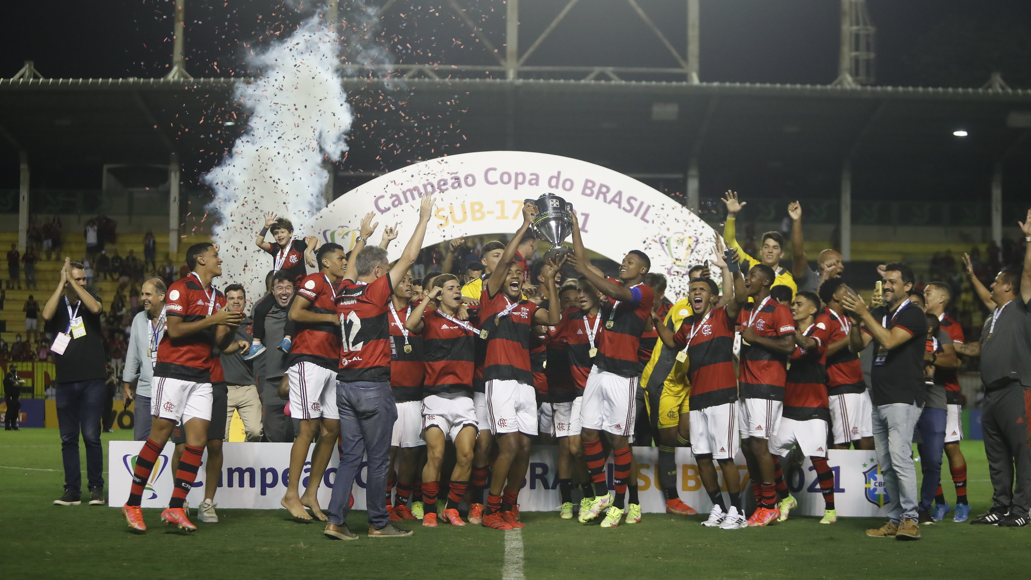 Flamengo decide no primeiro tempo, vence São Paulo e conquista Copa do Brasil Sub-17