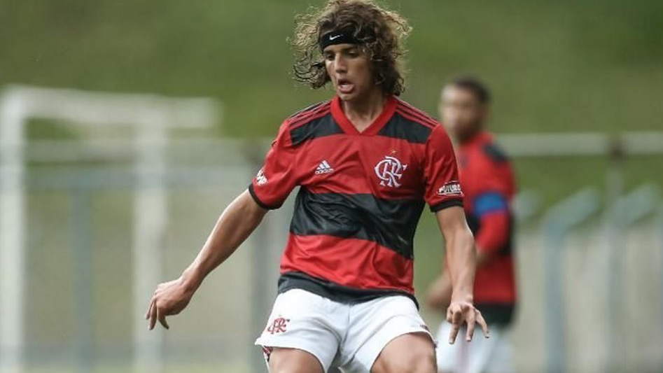 De mascote do pai ao Flamengo, Khauan Schlickmann quer brilhar com a camisa 5 na Gávea