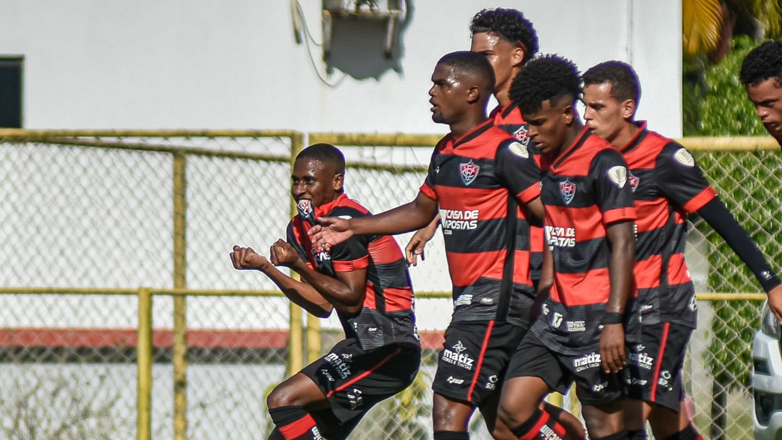 Ruan Nascimento volta, marca e Vitória bate Boca Júnior pela Copa do Nordeste Sub-20