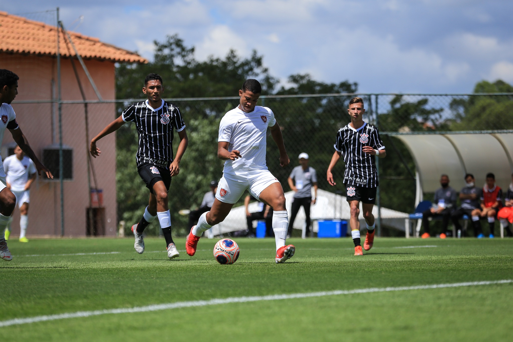 Corinthians goleia Desportivo Brasil e põe um pé na semi do Paulista Sub-17