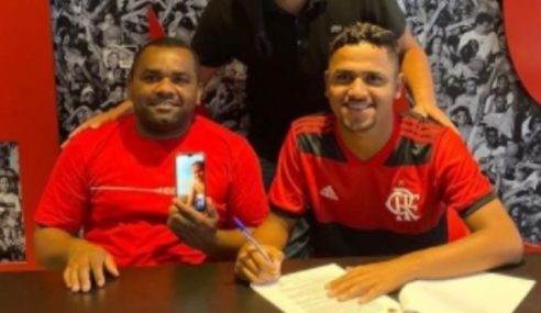Meia deixa o Palmeiras e assina com o Flamengo