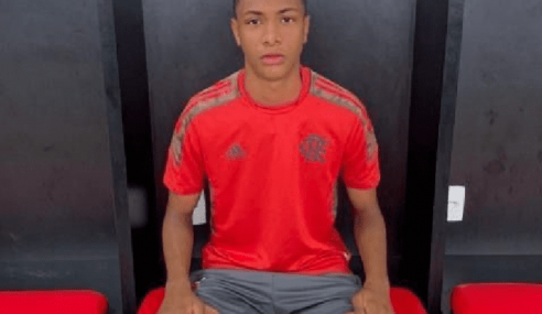 Flamengo acerta contratação de zagueiro de 17 anos