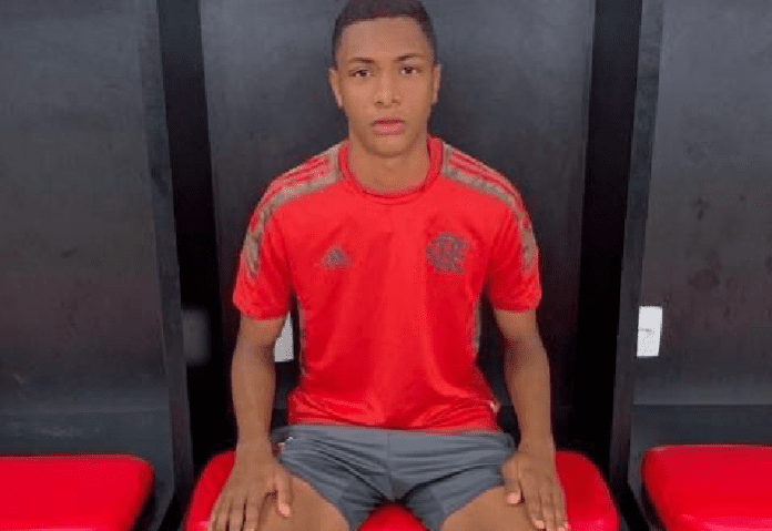 Flamengo acerta contratação de zagueiro de 17 anos