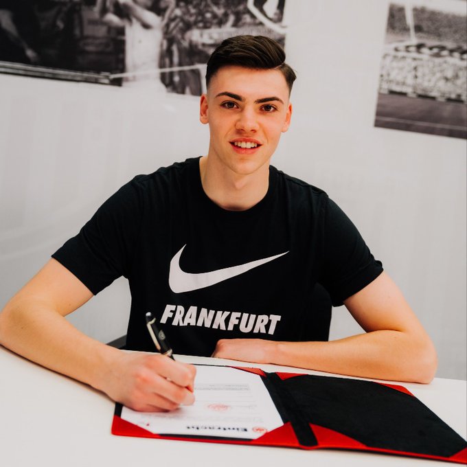 Jovem de 17 anos deixa o Bayern de Munique-ALE e vai para o Eintracht Frankfurt-ALE
