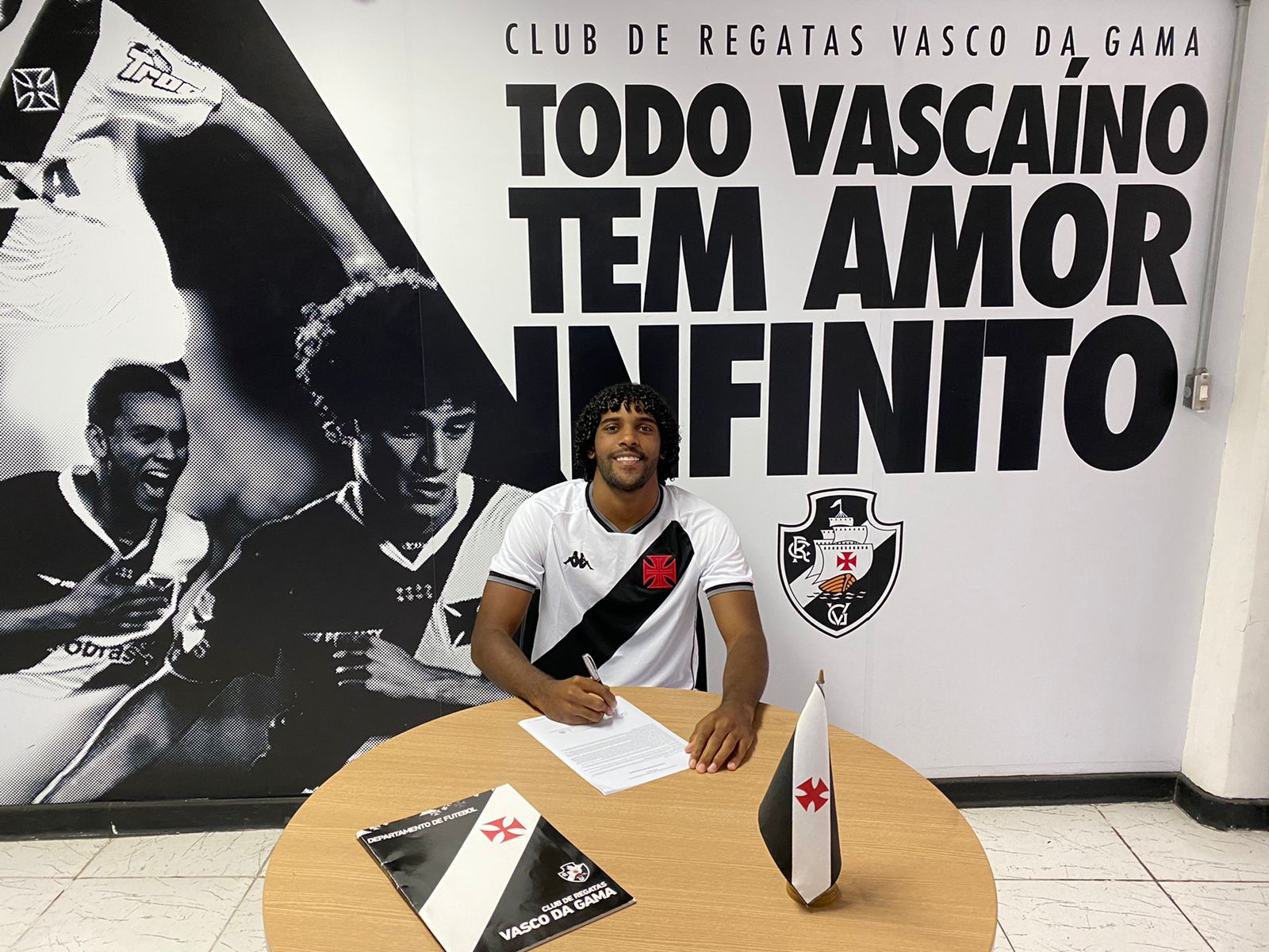 Vasco acerta a contratação de zagueiro para time sub-20