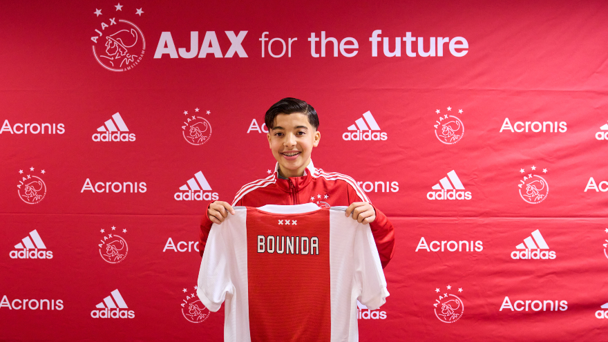 Jogador do Ajax de 14 anos e 1, 90 metros está a dar que falar