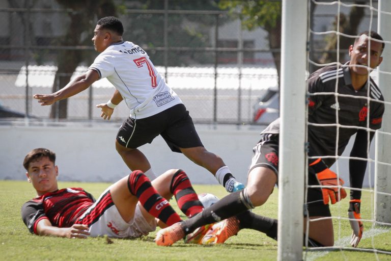 Vasco vira sobre o Flamengo e assume ponta isolada no Carioca Sub-20