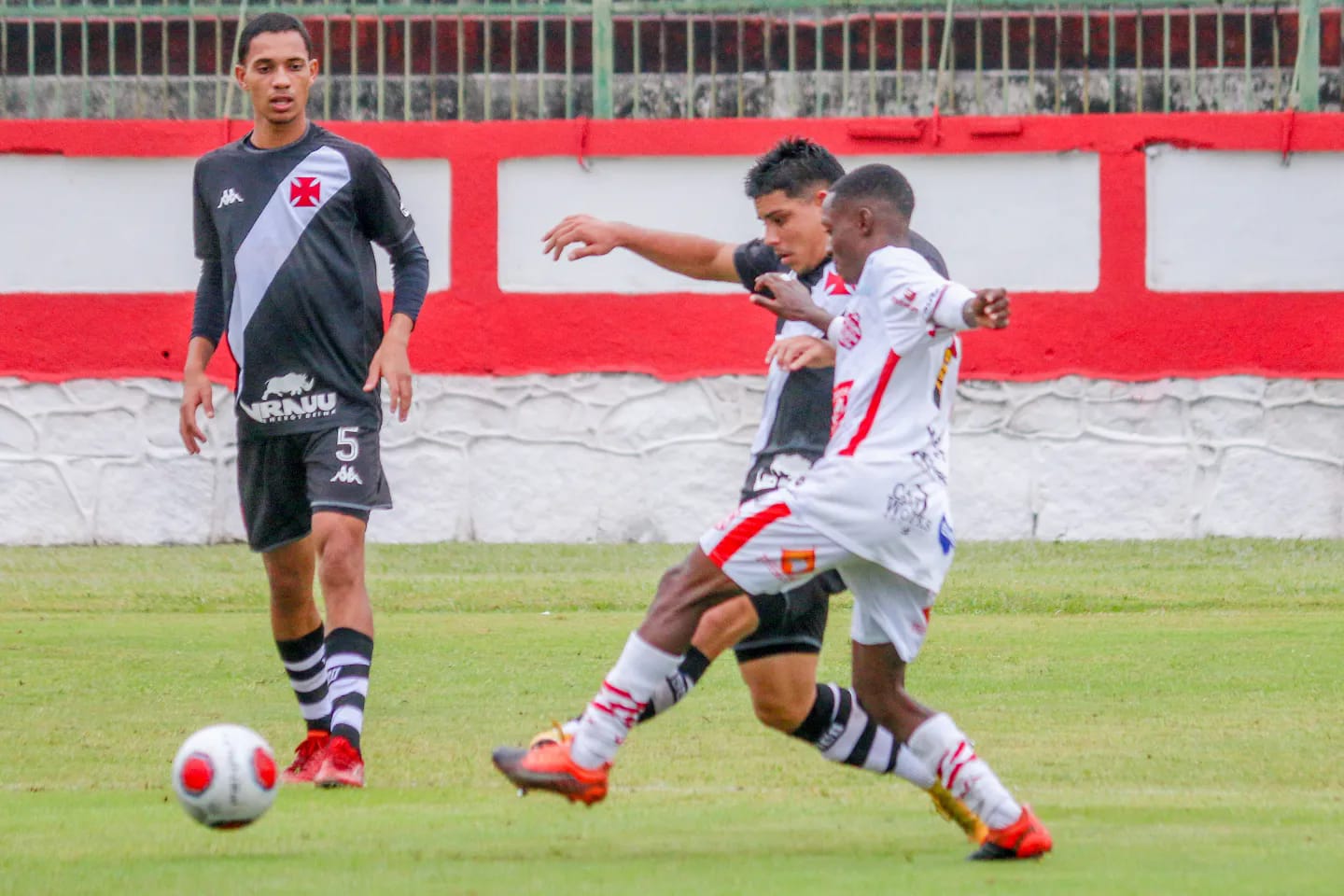 Bangu e Vasco empatam na ida das quartas do Carioca Sub-20