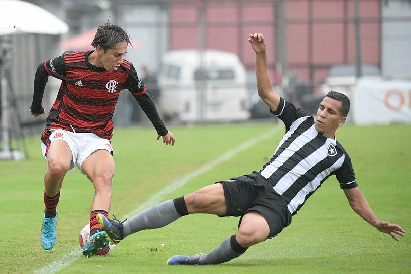 Bota vence Fla de virada na ida das quartas do Carioca Sub-20