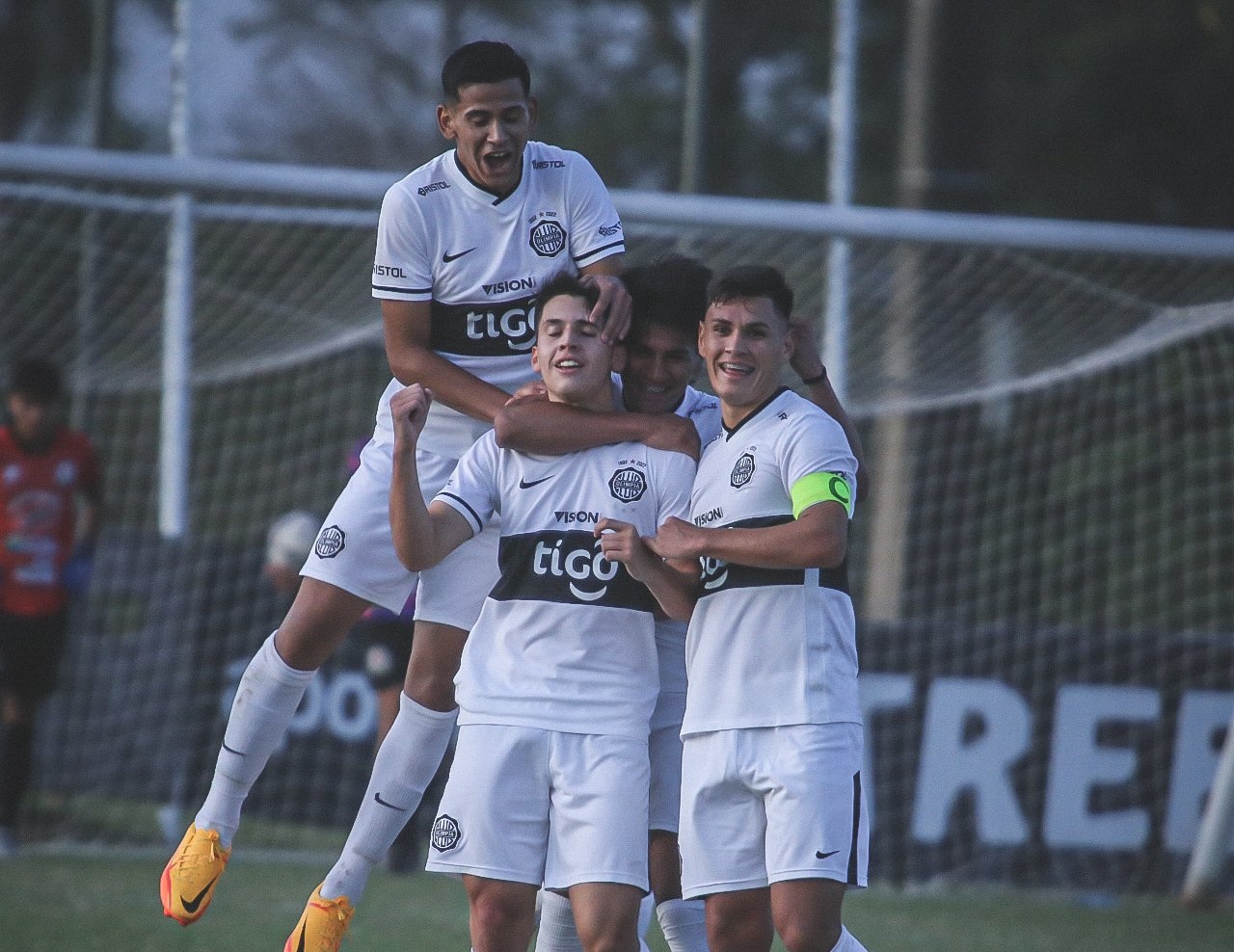 Olimpia aplica goleada e fica perto do título no Paraguaio Sub-19