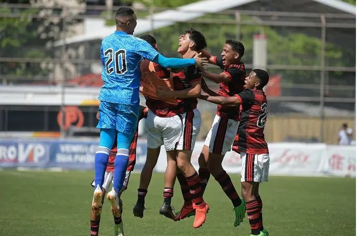 Flamengo empata com Vasco e leva ponto extra nos pênaltis pelo Carioca Sub-15