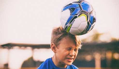 IFAB proíbe lances de cabeça em jogos de menores de 12 anos