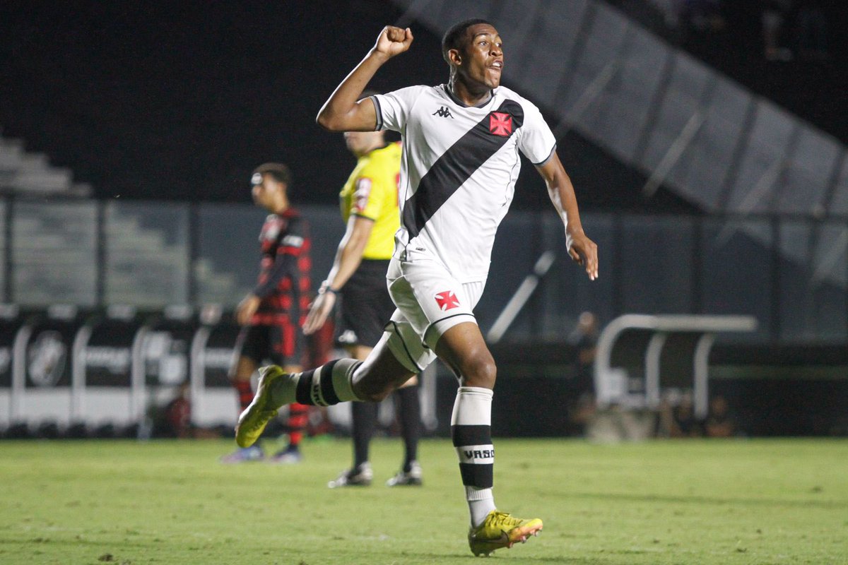 Vasco bate Flamengo por 2 a 0 e se aproxima da classificação no Brasileiro Sub-17