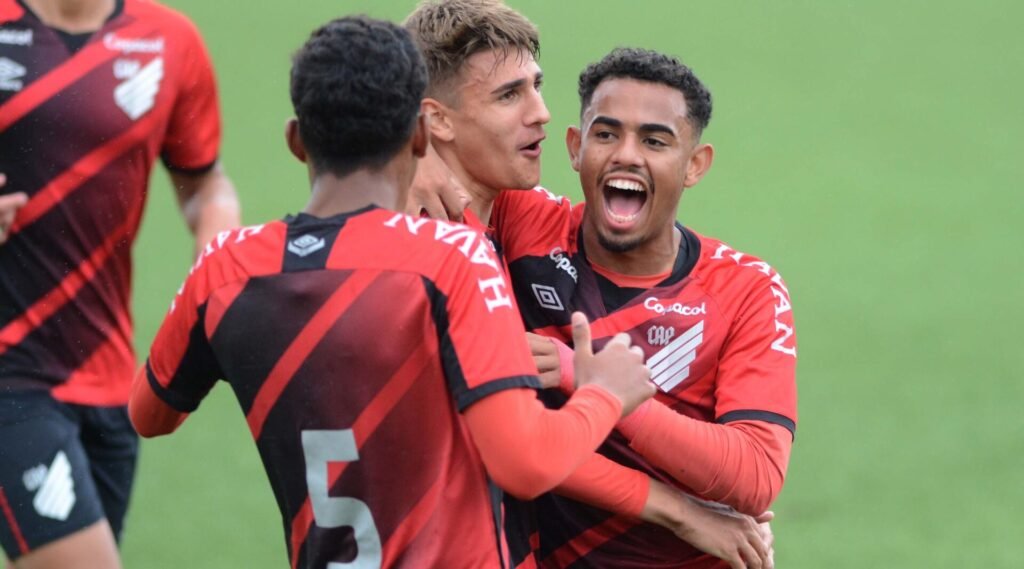 Athletico-PR massacra Red Bull Bragantino e segue líder no Brasileiro Sub-17