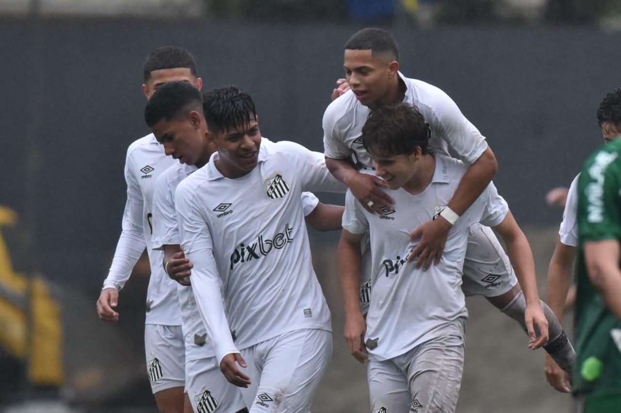 Santos goleia Chapecoense, de virada, no Brasileiro Sub-17