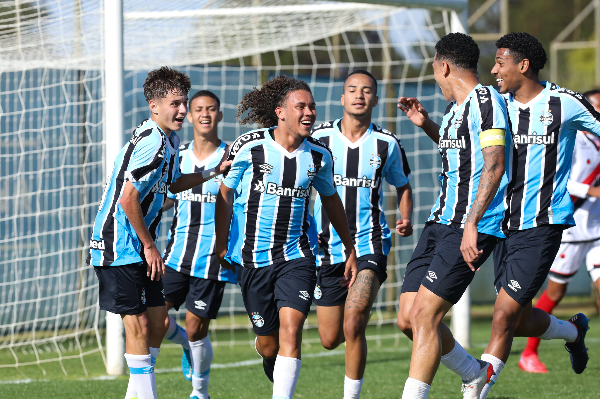 Grêmio goleia Atlético-GO e entra no G-4 do seu grupo no Brasileirão Sub-17