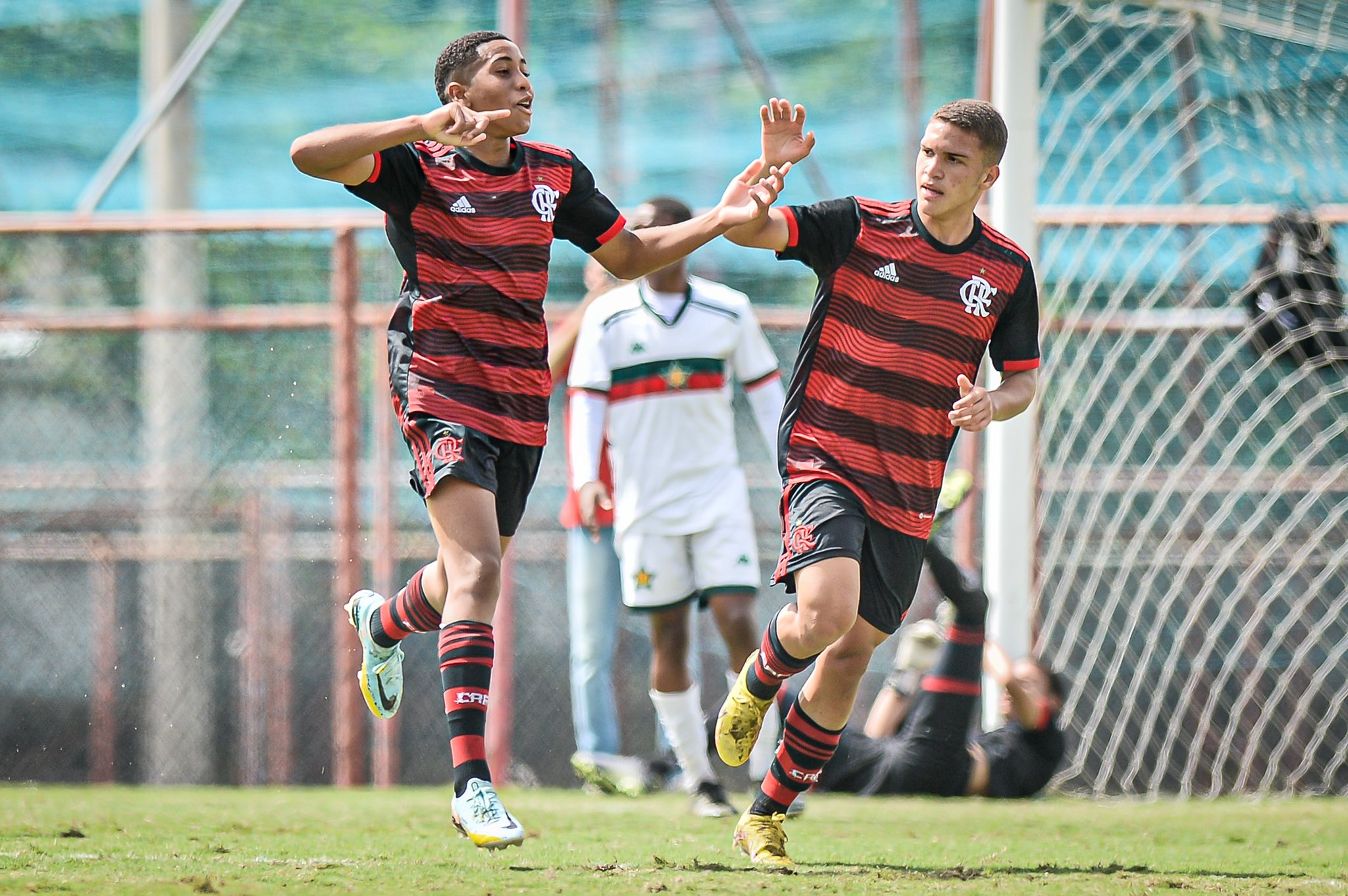Flamengo goleia Portuguesa e segue líder no Carioca Sub-15