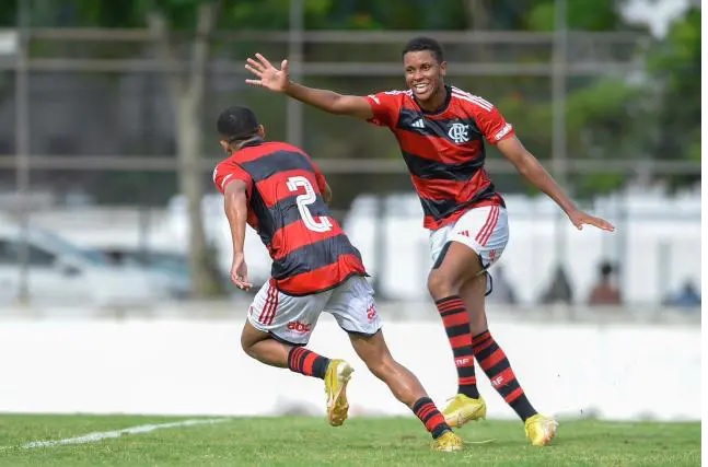 Flamengo bate Ceará e segue líder no Brasileiro Sub-20