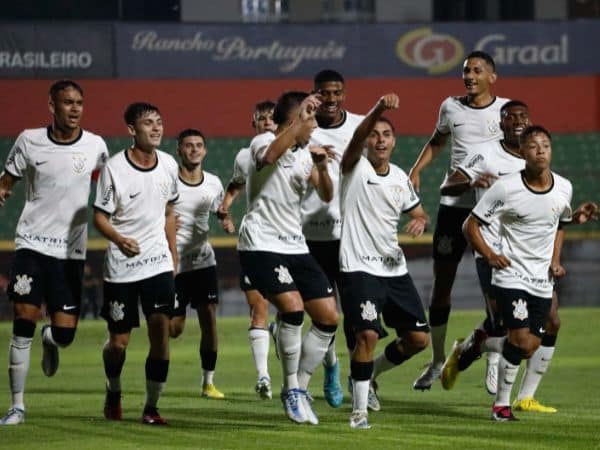Corinthians goleia Flamengo em estreia no Brasileiro Sub-20