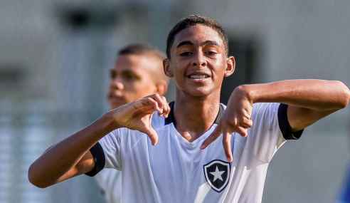Promessa do Botafogo quer superar lesão e dividir o sonho com a família
