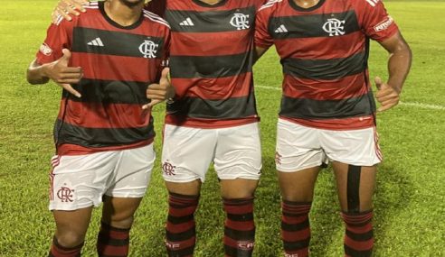 Flamengo vence de virada e segue líder no Brasileiro Sub-20