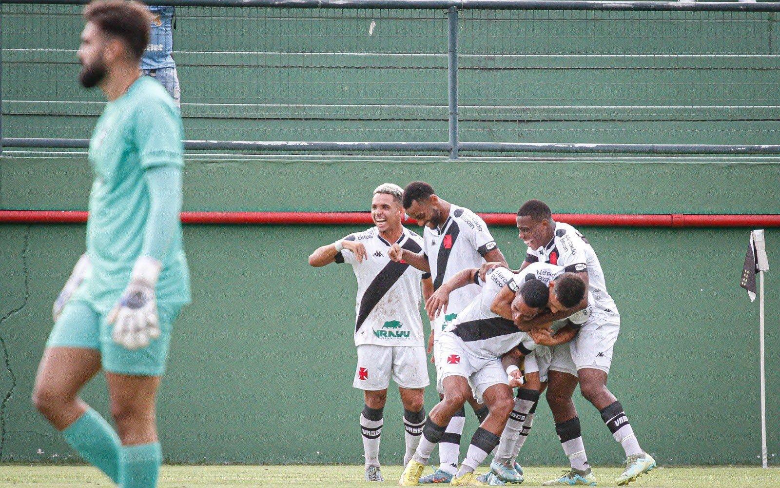 Vasco goleia Botafogo e segue líder no Carioca Sub-20