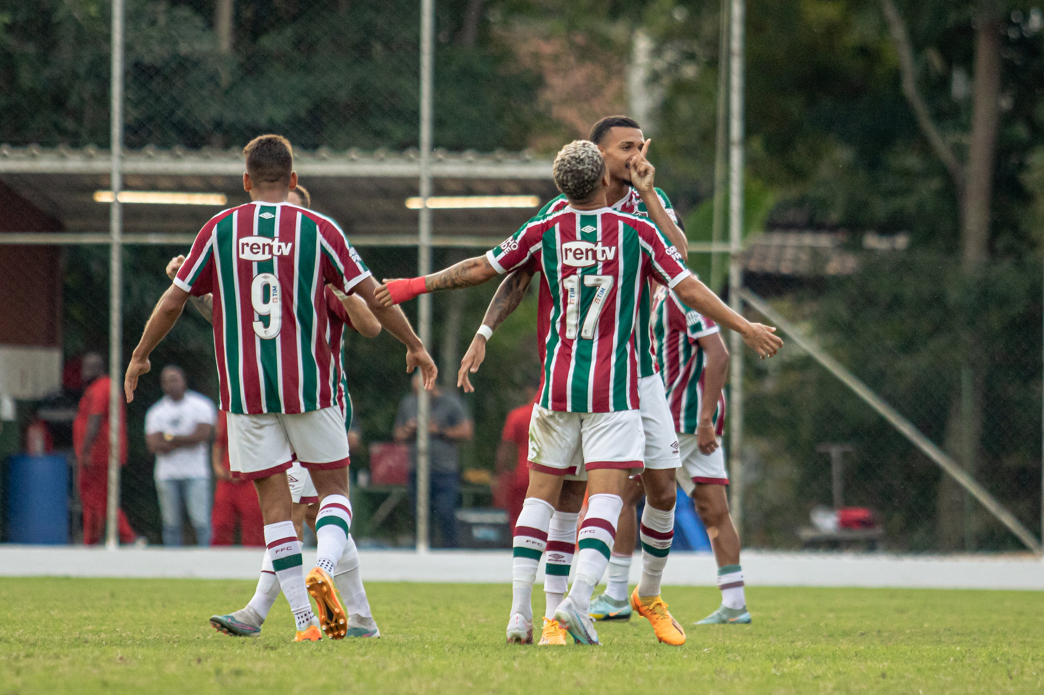 Jefté decide e Flu bate Fla na ida da semifinal do Carioca Sub-20