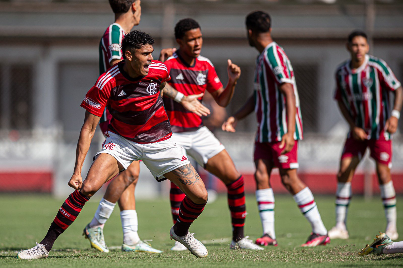 Com gol de calcanhar nos acréscimos, Flamengo está na final do Carioca Sub-20