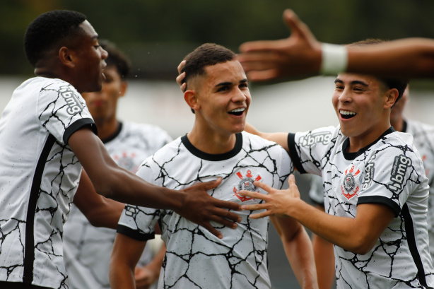 Corinthians massacra Atlético-MG e segue 100% no Brasileiro Sub-17