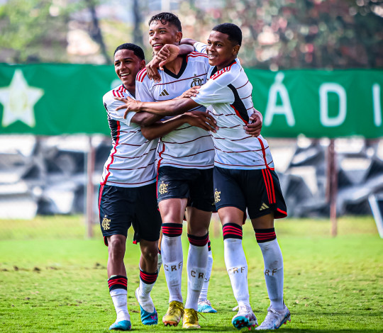 Flamengo vence Portuguesa pelo placar mínimo na estreia no Carioca Sub-15