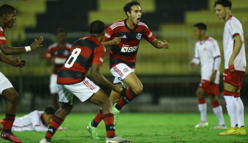 Flamengo vence Internacional e entra no G-4 do Brasileiro Sub-17