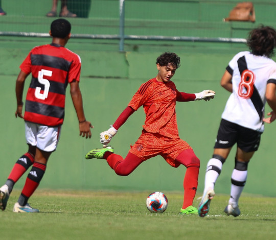Flamengo vence clássico nos pênaltis e assume ponta isolada do Carioca Sub-15