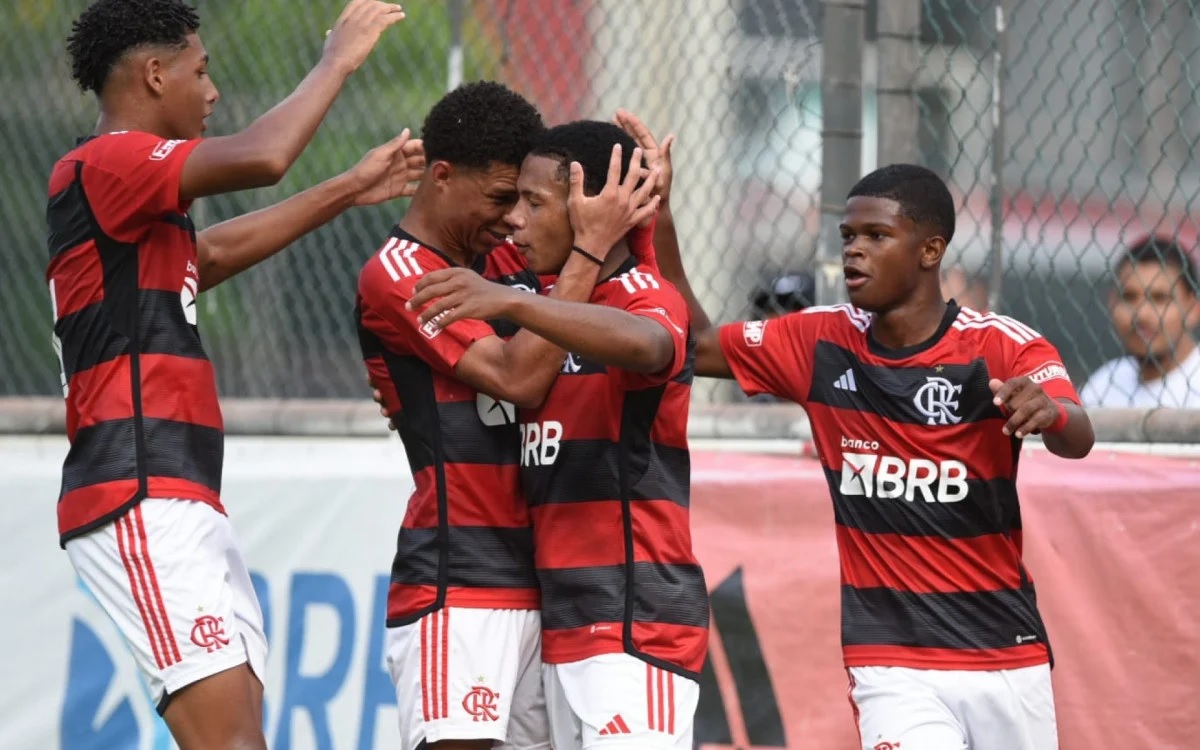 Flamengo goleia Athletico-PR e vai às semifinais do Brasileiro Sub-17