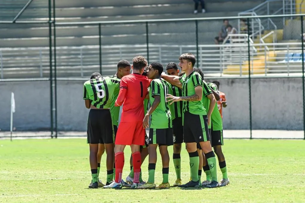 Líder, América se despede da 1ª fase do Mineiro Sub-17 com goleada