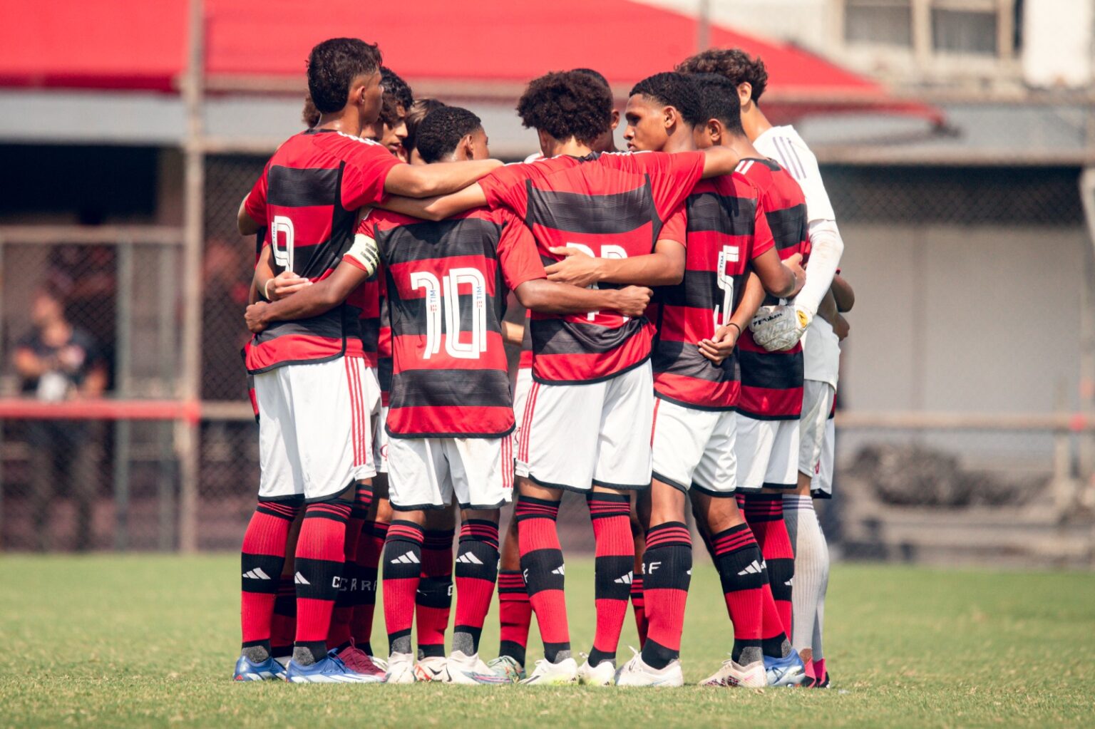 Flamengo empata de novo com o Vasco e vai à final do Carioca Sub-15