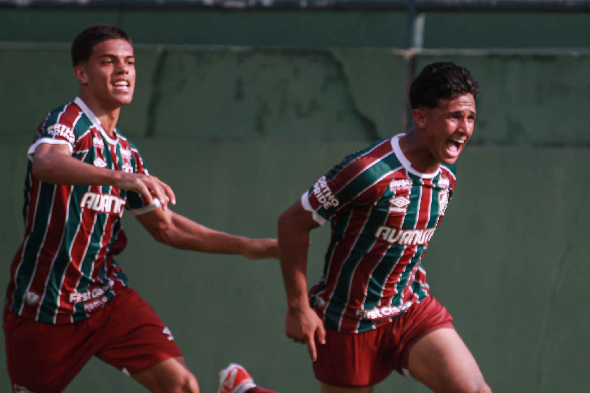 Fluminense goleia Vasco e põe uma mão no título do Carioca Sub-17